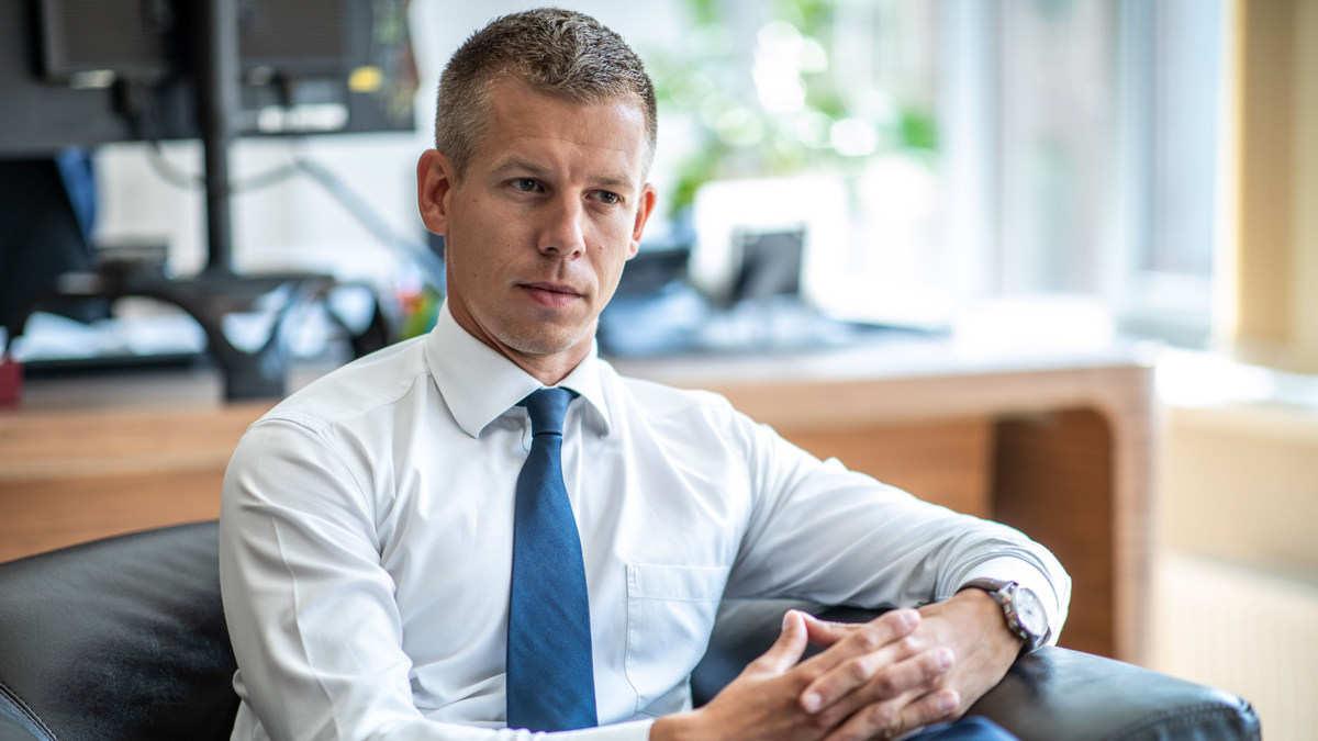 Magyar Péter félkarú rablókkal seftelő "üzletember" pártját vette meg