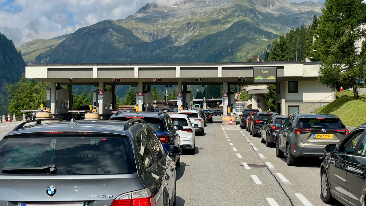 Lezárták az M7-est, leszakadt egy magasfeszültségű felsővezeték