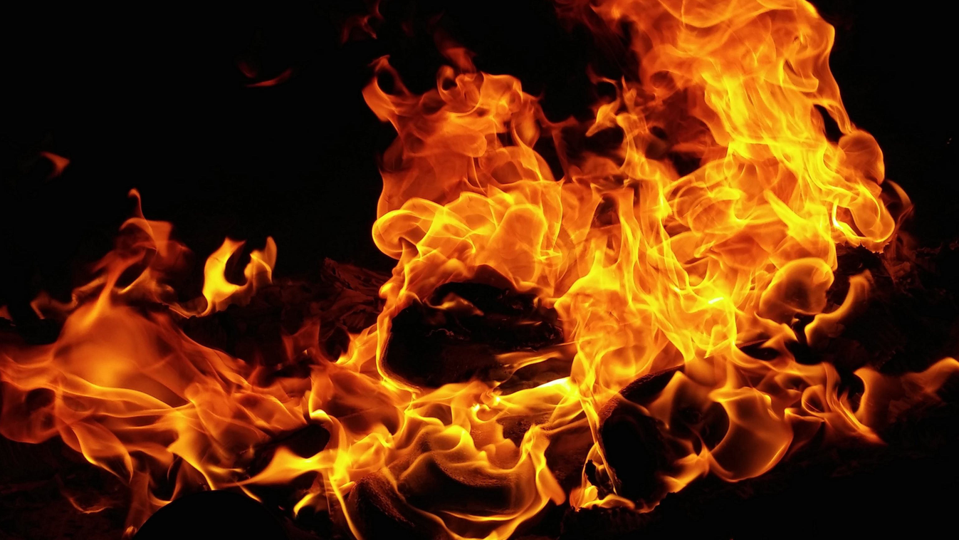 Most jött: óriási lángok csaptak fel, kigyulladt egy autó Pesterzsébeten