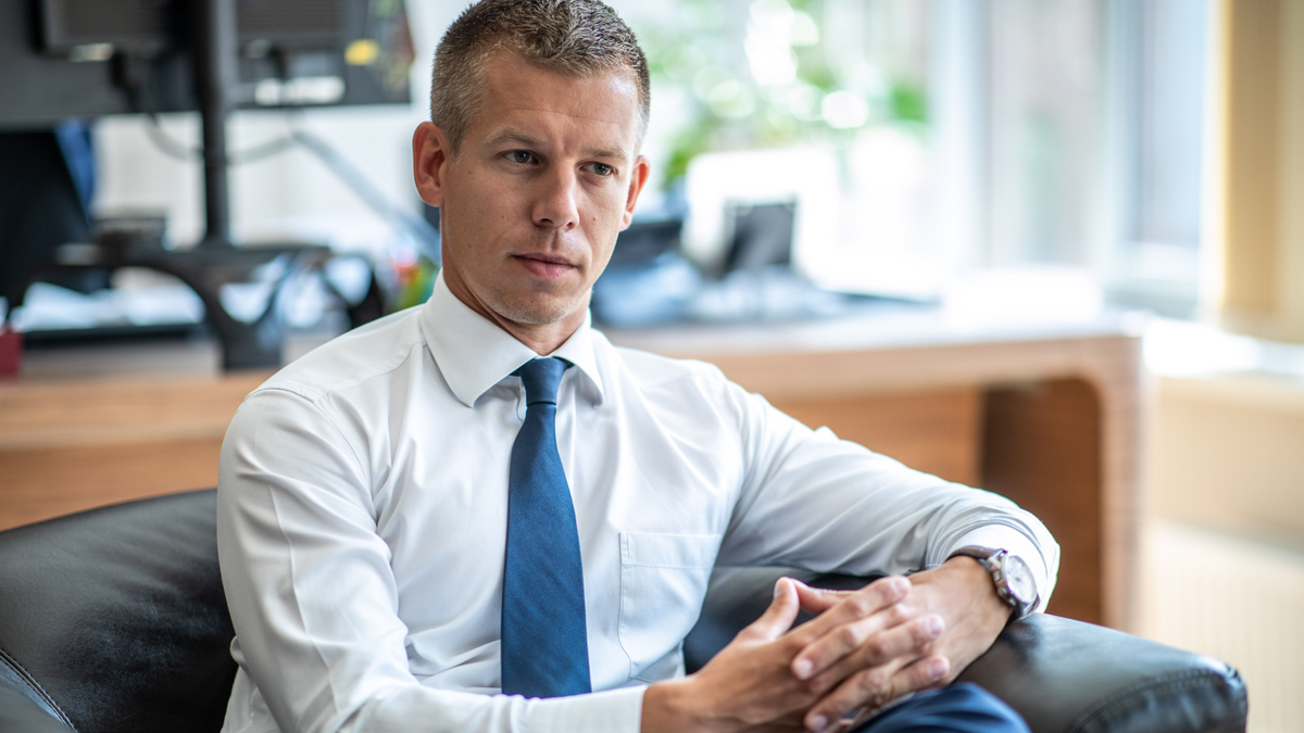Magyar Péterhez is jönnek a guruló dollárok
