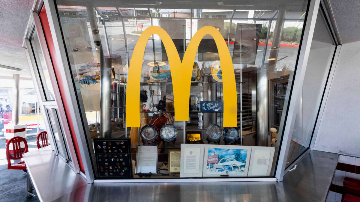 Emlékszel? Így nézett ki régen a McDonald’s, ahol még 70 Ft volt egy sajtburger – Galéria