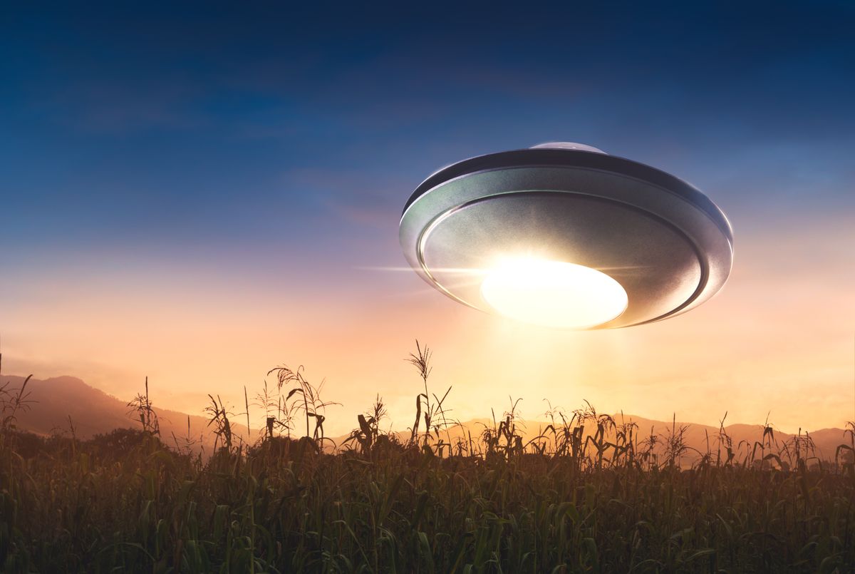 Ufo,Flying,Over,A,Corn,Field,At,Sunset