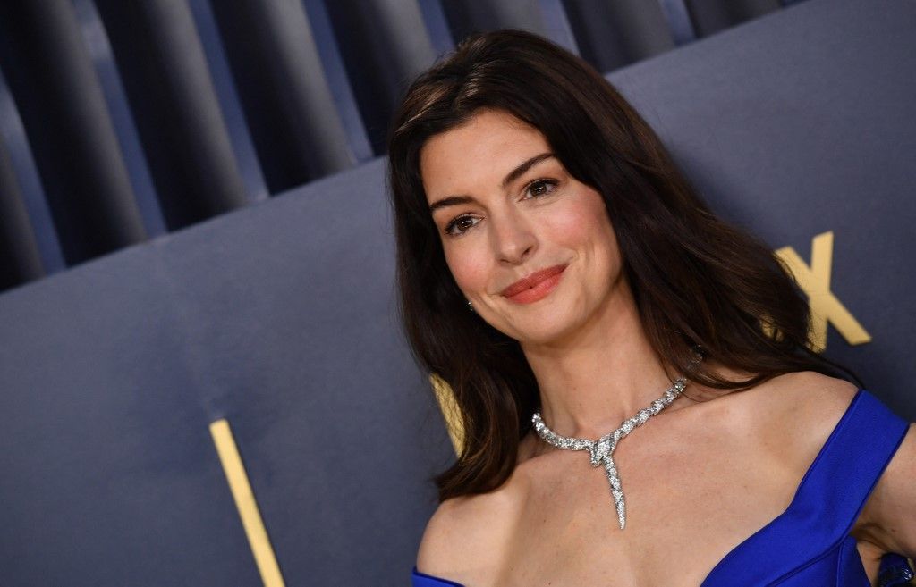 Anne Hathaway nem úszta meg bilincs nélkül