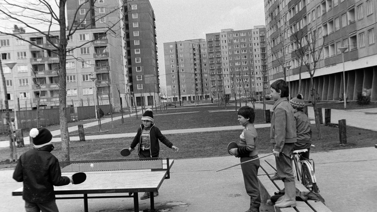 Így éltünk a lakótelepeken: retró fotókon Budapest ikonikus tízemeletesei