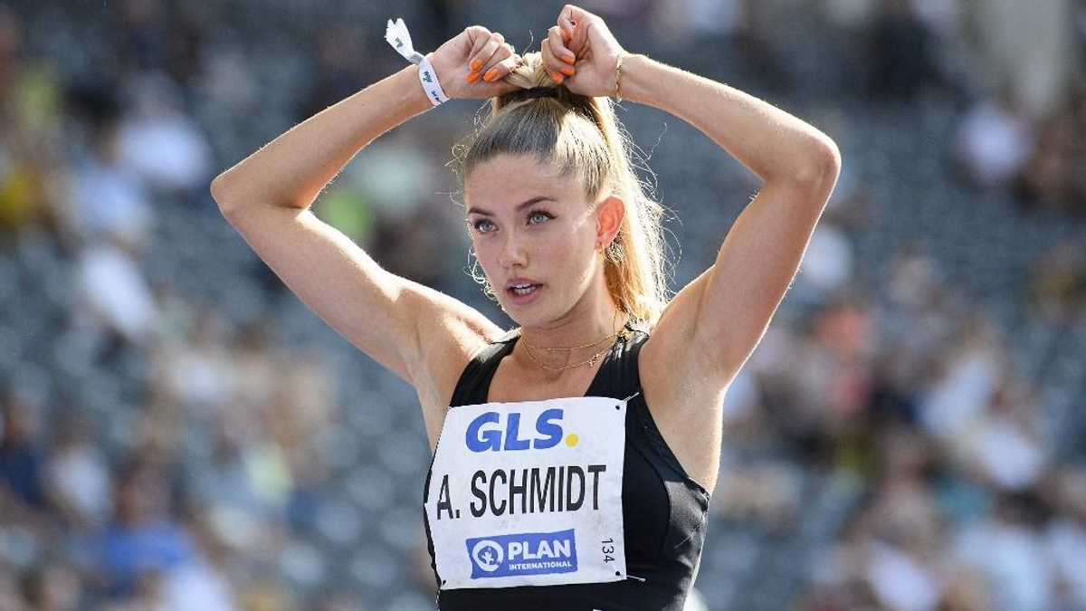 Alica Schmidt a szobájából üzent