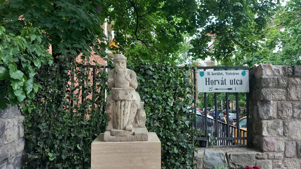Visszakerült eredeti helyére a titkokat őrző vízivárosi szobor – archív fotókkal