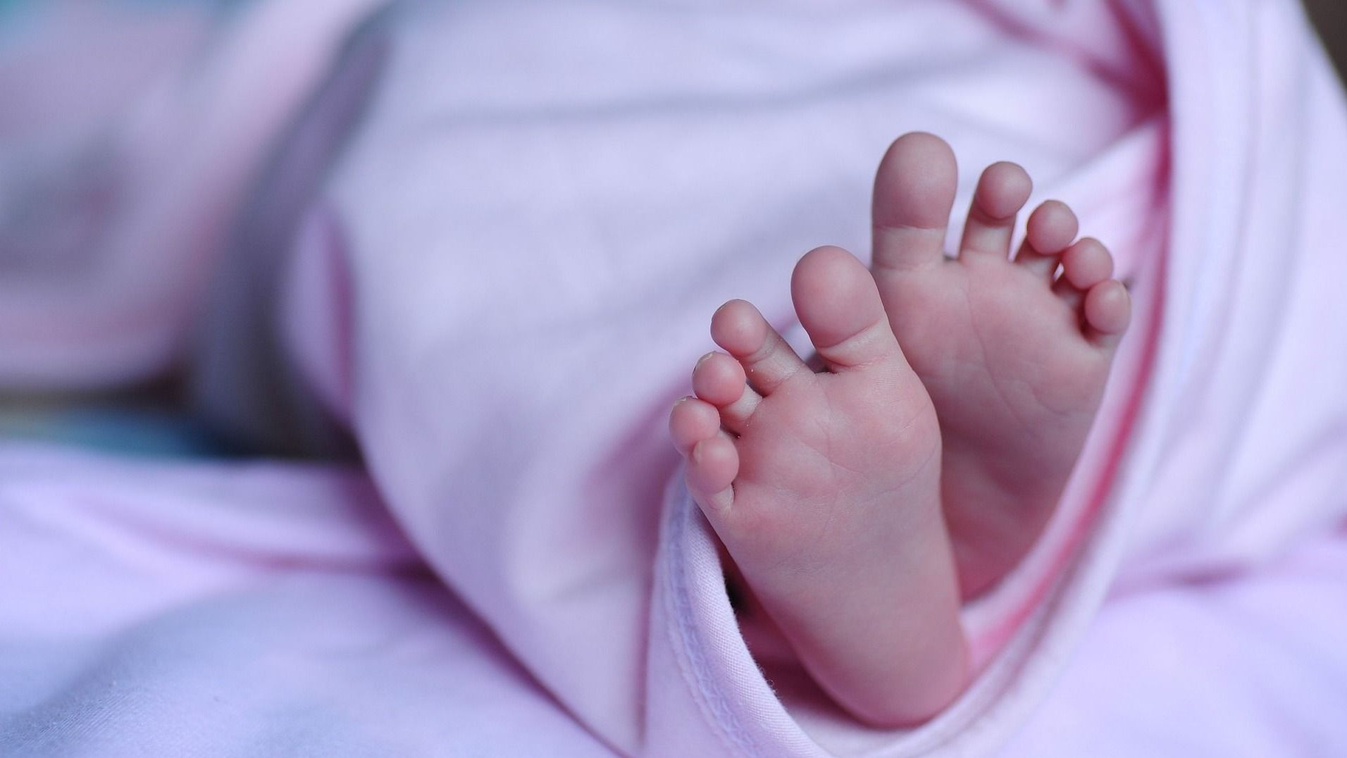 Borzalom: súlyosan bántalmazott csecsemőt vittek a szombathelyi kórházba, az édesanyja tehette