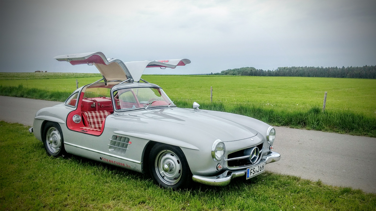 Lopott kocsival villog a szegedi Mercedes-kiállítás