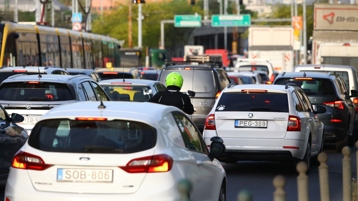 Lehalt a forgalom Budapesten: teherautó gázolt