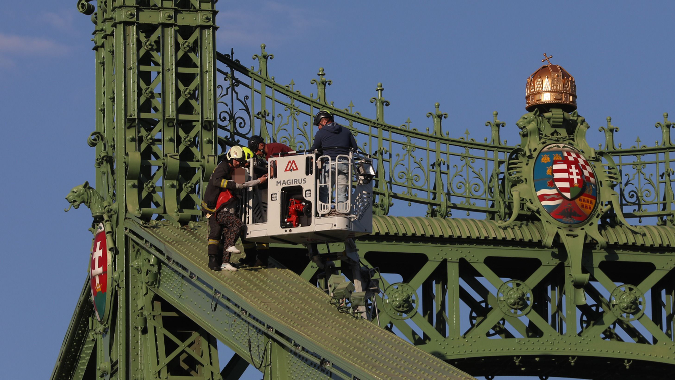 Véget ért a Szabadság hídi dráma, fotókon a felmászott ember mentésének megható pillanatai