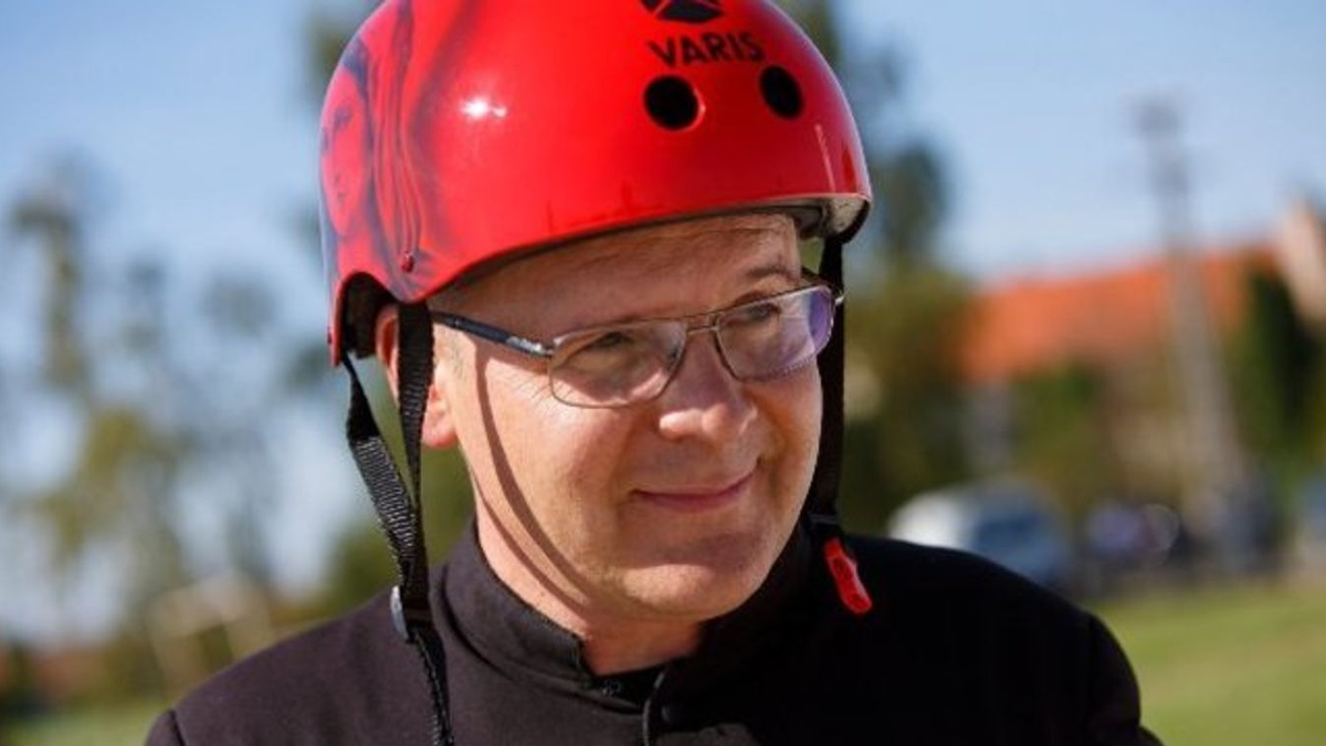 Ki nem találnád, miért nem locsolkodik már a gördeszkás pap - ez az oka a döntésének