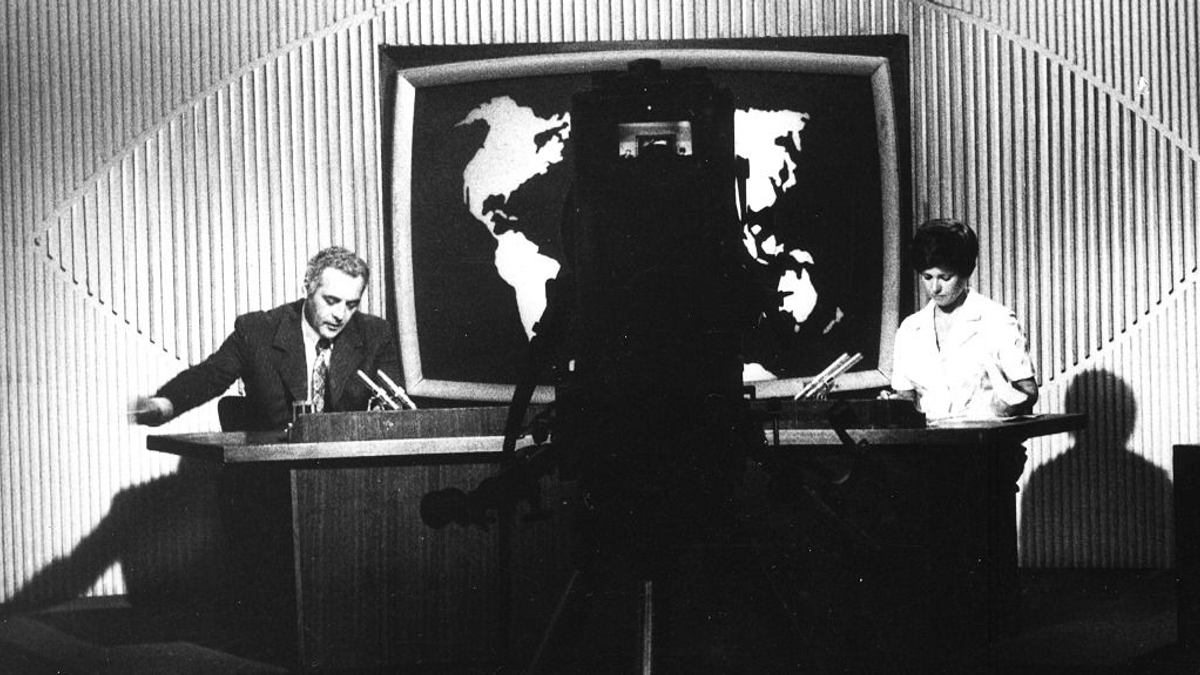 Nagyszüleink családtagként köszöntötték őket: te vajon felismered a legendás tévéseket?