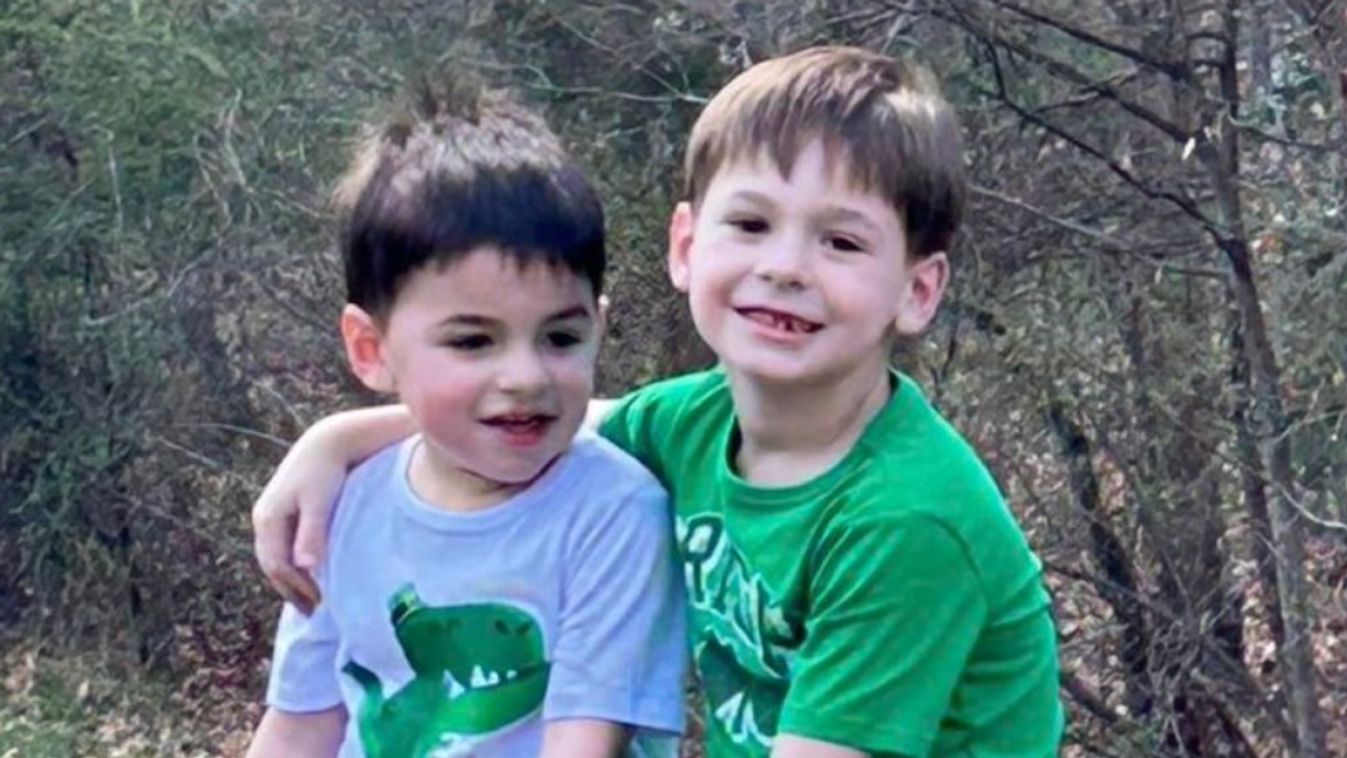 Egymás mellett halt meg a két pici gyermek: a 6 éves saját testével pajzsként védte öccsét