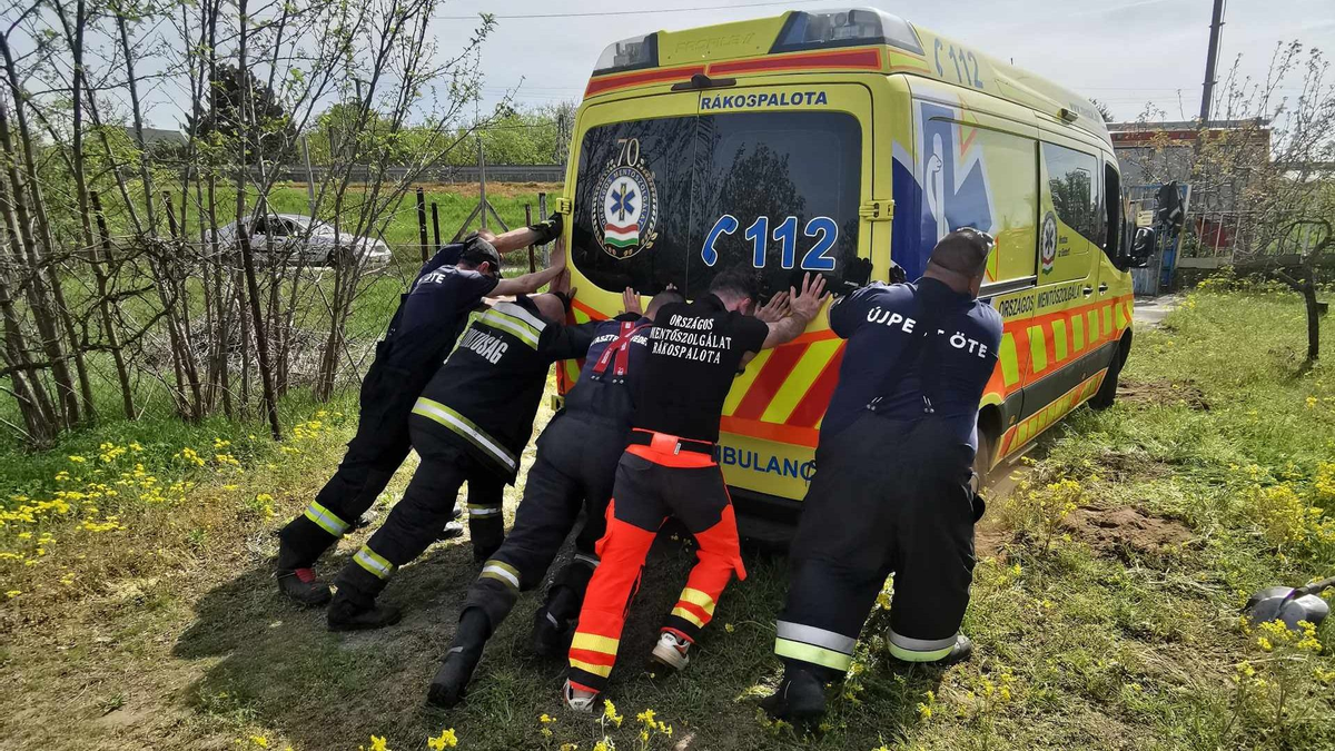 Rohantak a tűzoltók: beteggel került bajba a mentőautó – Fotók