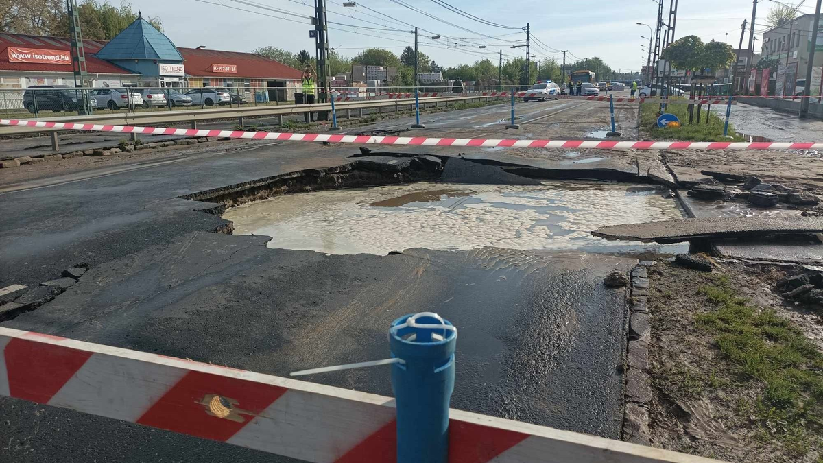 Beszakadt a forgalmas út, gigantikus csőtörés sokkol Budapesten – Helyszíni fotók
