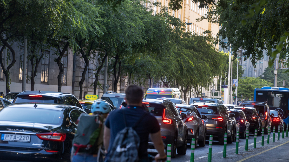 Szirénázó tűzoltók lepték el Budapestet: mozdulni sem lehet az utakon
