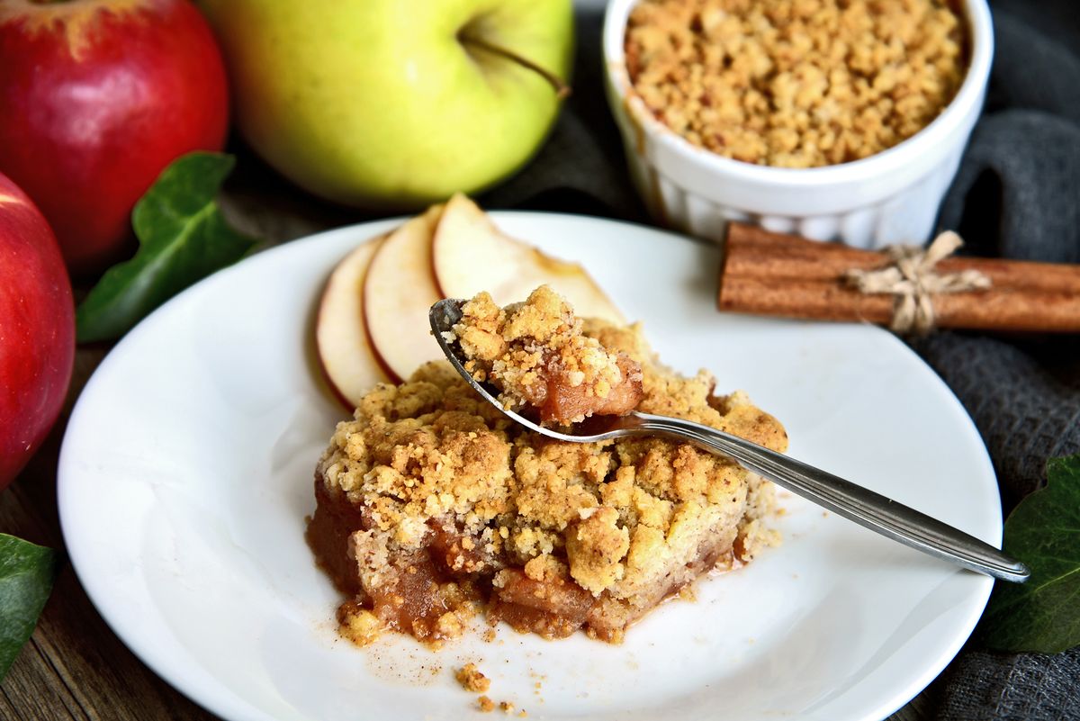 Apple,Crumble,On,With,Dish,With,Spoon,And,Fresh,Green