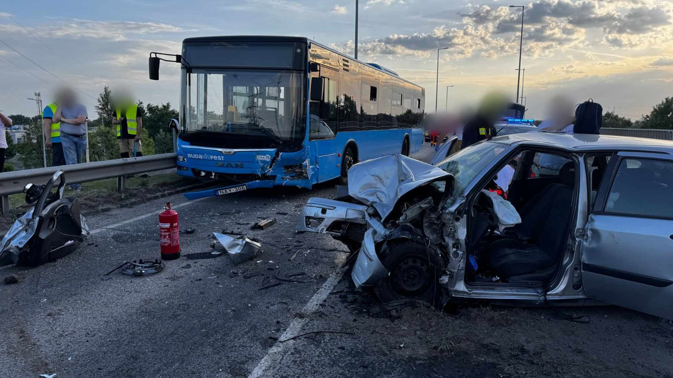 Dráma a XX. kerületben: valószínűleg vezetés közben lett rosszul a busszal ütköző sofőr