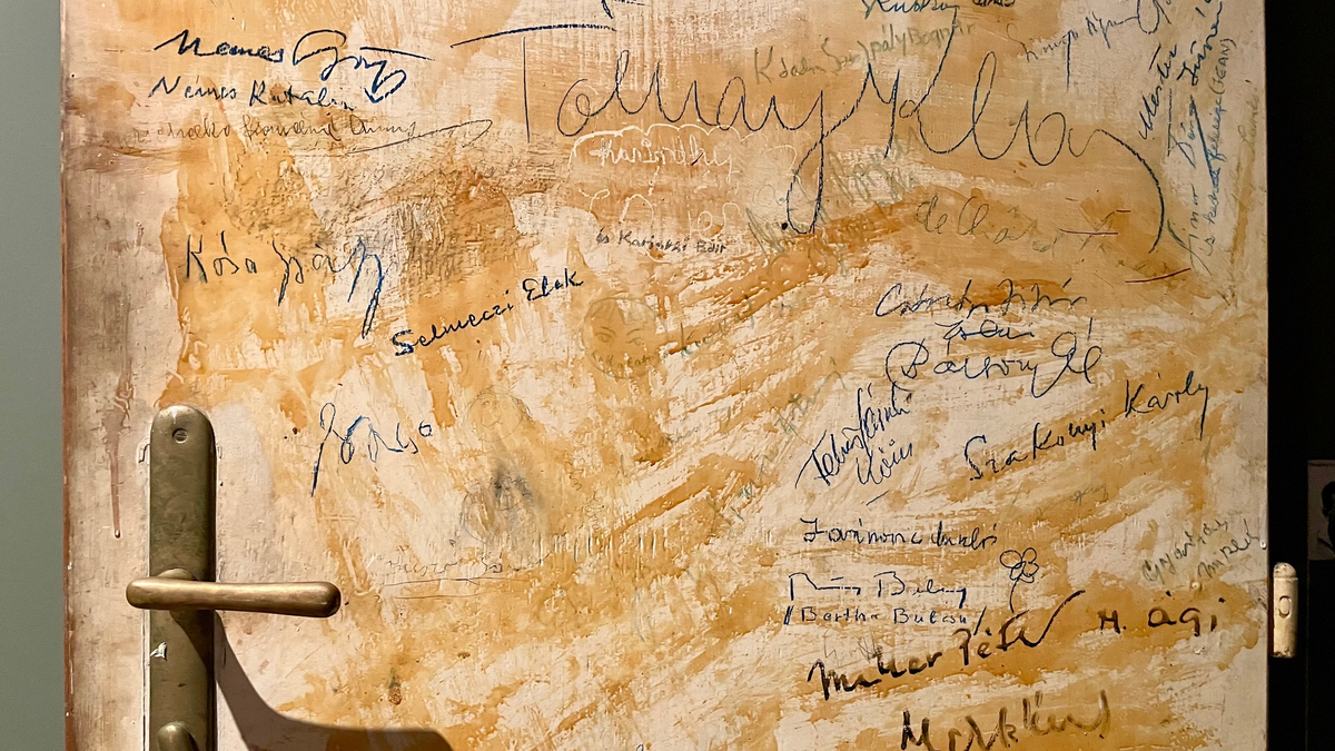 Szenzációs a kopott sárga ajtó a kiállításon.