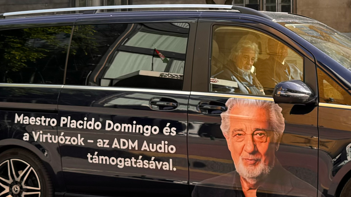 Szomorúan gubbasztott a Karácsony-dugóban Plácido Domingo