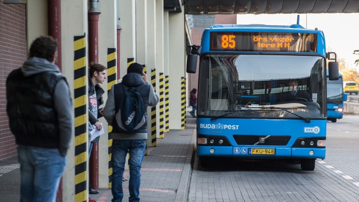Rettegésben tartják az utasokat ezen a budapesti buszvonalon, egy kislány el is sírta magát a történtektől