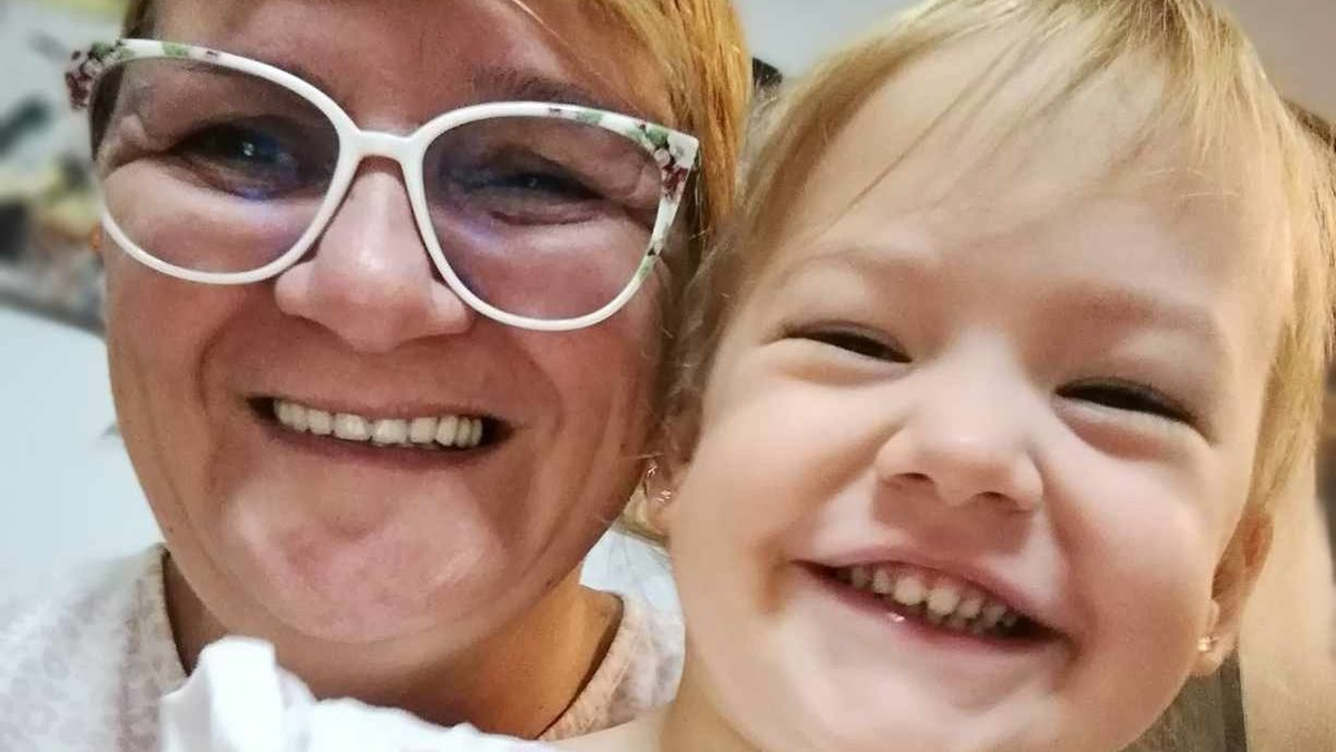 „Nehéz újra anyukának lenni, látássérültként” – Egyedül maradt unokájával Tünde, aki 31 évesen vesztette el a látását