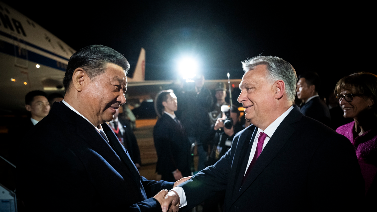 Orbán Viktor személyesen fogadta a Magyarországra érkező kínai államfőt
