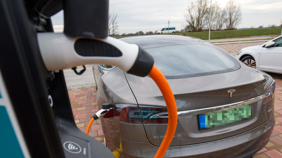 Ilyen nincs, egy szegedi autós „forradalmasította” az elektromos autózást