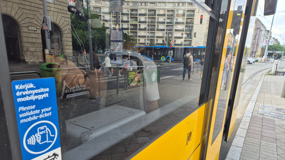 „Ez idiótaság!” – áll a bál a budapesti villamosok miatt: van, akit meg is büntettek