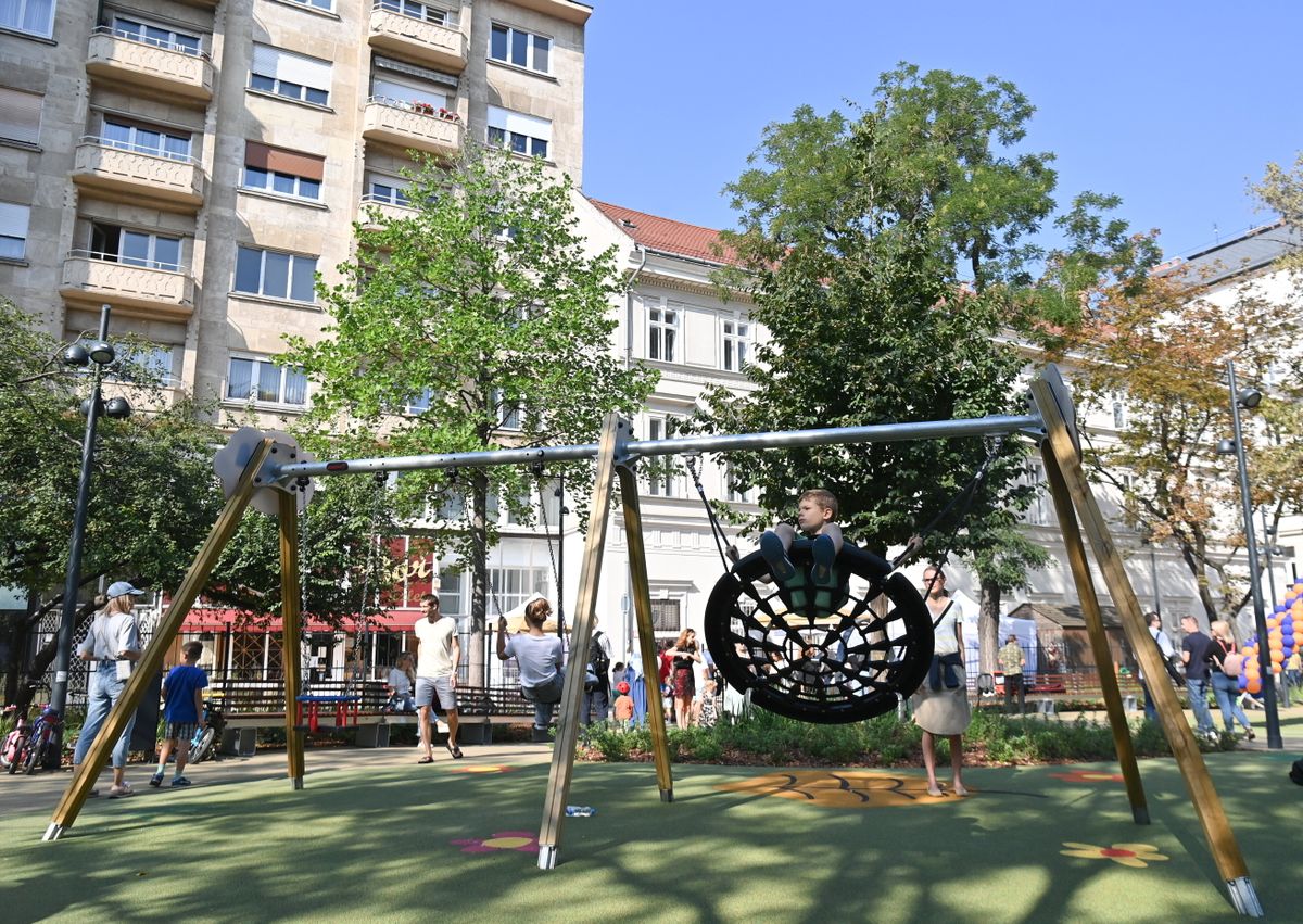 Egy játszótér közvetlen közelében csapott le a madár / vizes játszótér