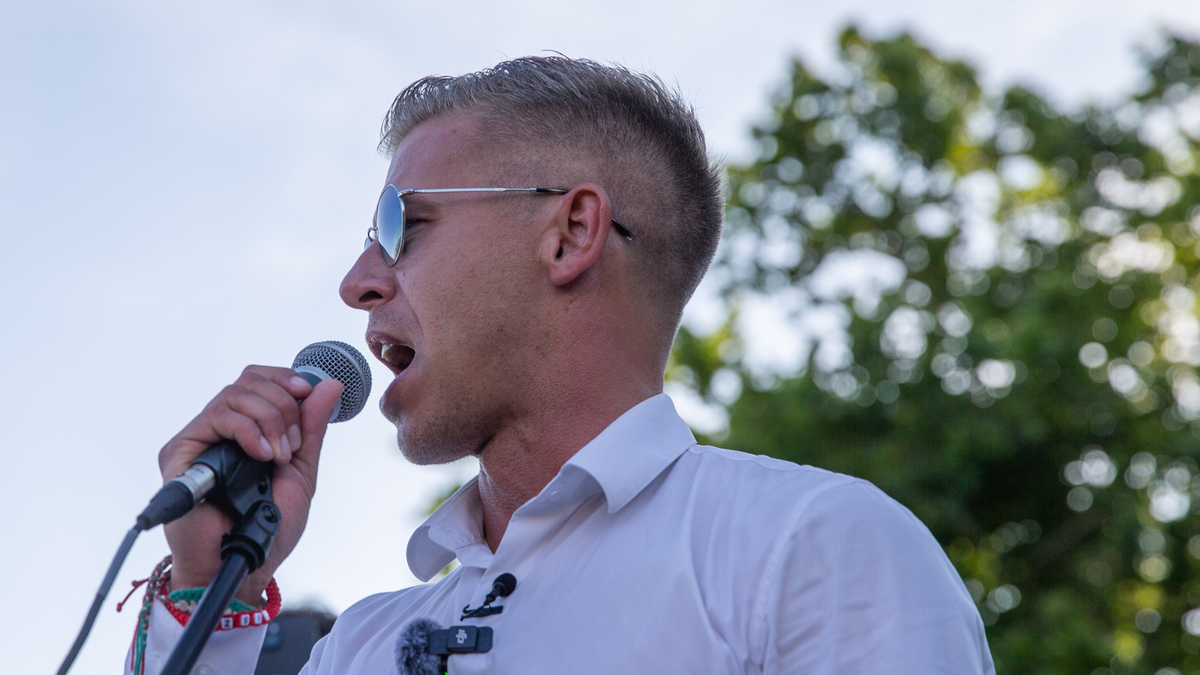 Menczer Tamás: Magyar Péter azt akarja, hogy ne beszéljenek a háborúról - Videó!