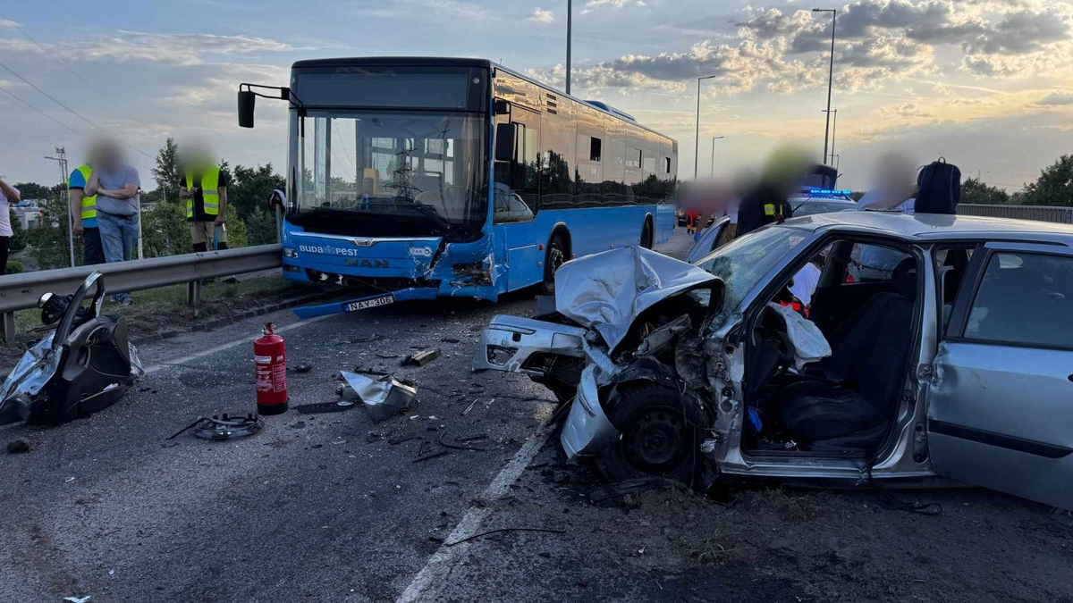 Dráma a XX. kerületben: valószínűleg vezetés közben lett rosszul a busszal ütköző sofőr