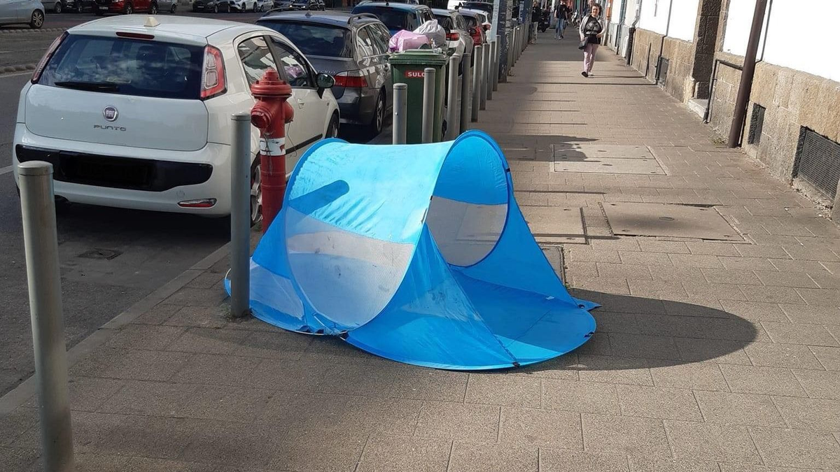 Újbudát ellepték a csövesek: már a járda közepén is sátrat vertek - fotó!