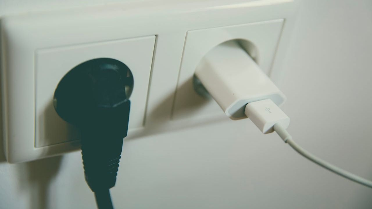 Kitálalt a szakértő: ezért ne vegyél soha utángyártott töltőt!