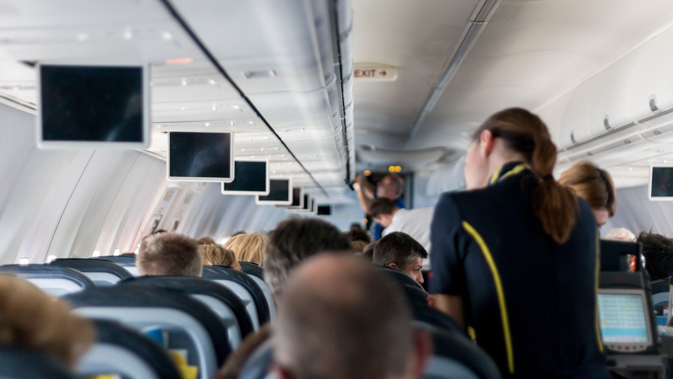 Őrjöngött a légiutaskísérő: ennél rosszabbat nem is tehetnének az utasok