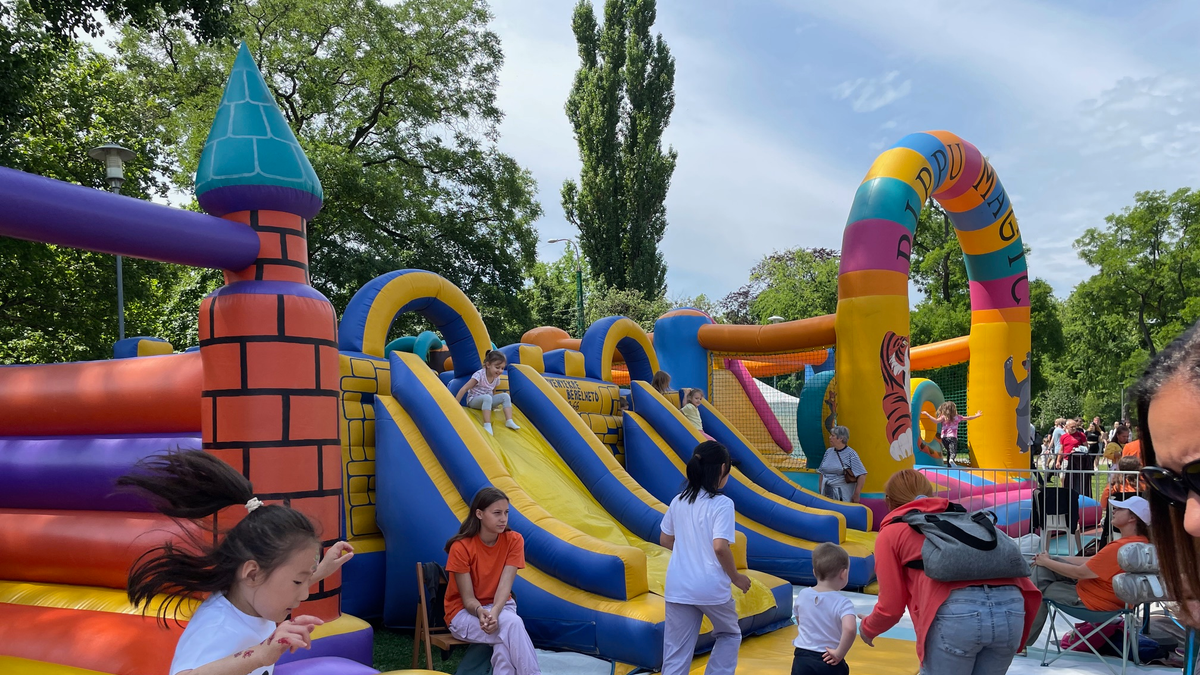 Szenzációs programokkal köszöntötték a gyerekeket