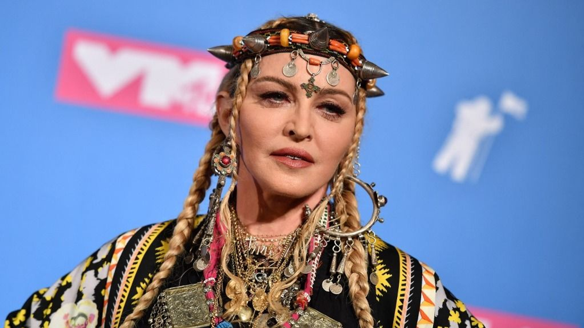 Madonnát egy 30 évvel fiatalabb bokszoló ölében kapták lencsevégre – Fotó!