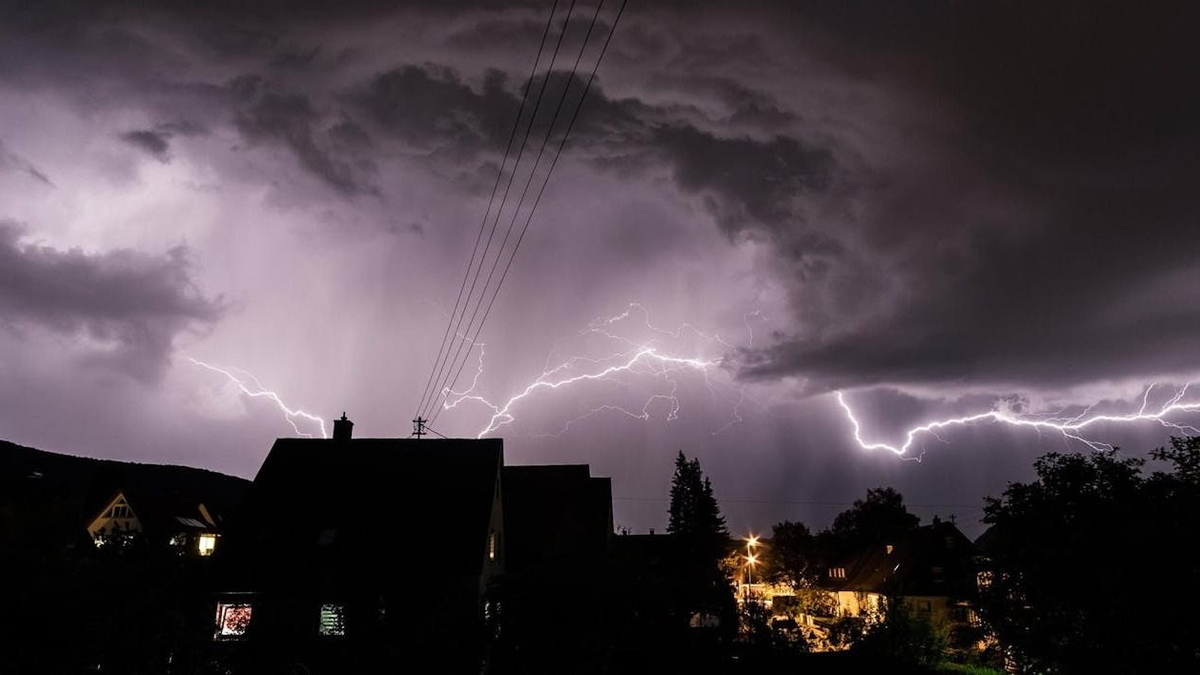 Kigyulladt tetőszerkezet, elöntött pincék – Hatalmas károkat okozott Magyarországon a vihar