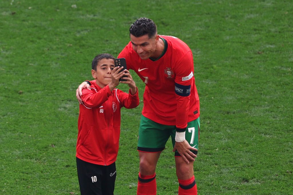 Leállt a játék, amikor egy kisgyerek rohant a pálya közepére szelfizni egyet Cristiano Ronaldóval