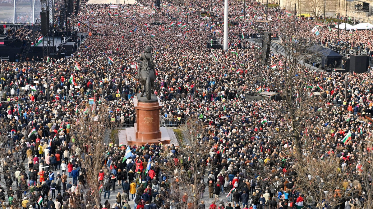 Itt nézheted élőben a Békemenetet!