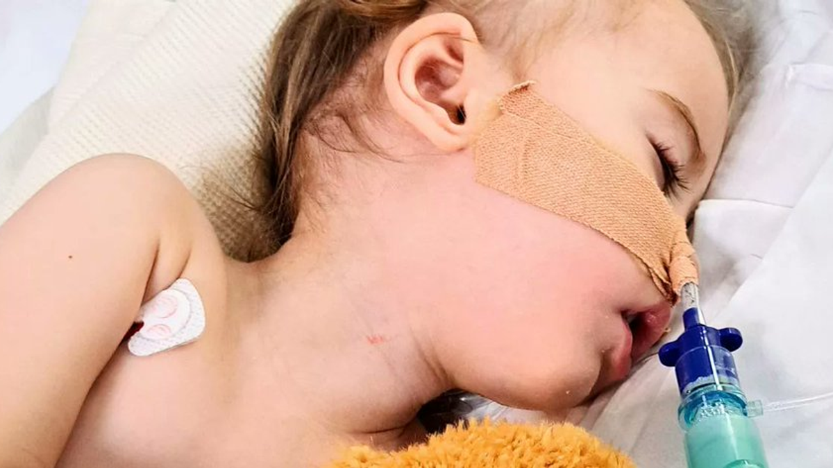 Kómába töltötte második születésnapját a kis Hannah: „A parkban játszott, köhögött és náthás lett”