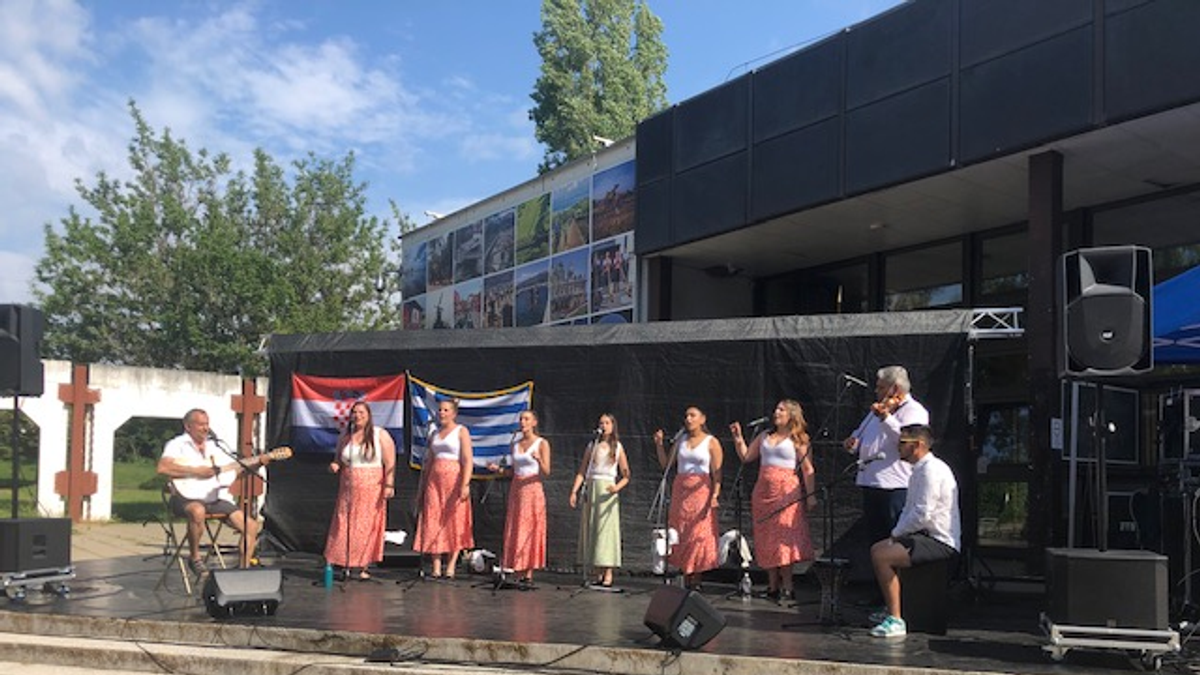 Nemzetiségek találkozója a Csobánka téren