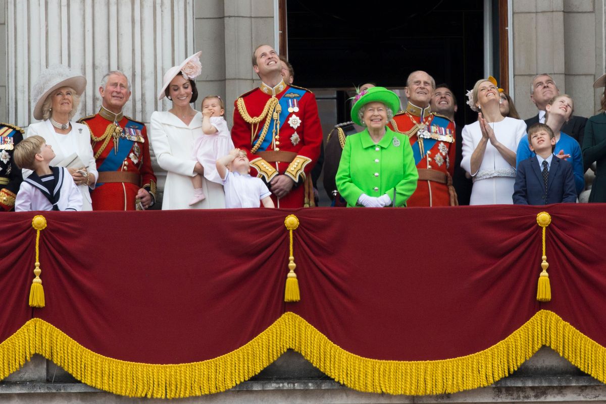 La famille royale d'Angleterre au balcon du palais de Buckingham lors de la parade "Trooping The Colour" à l'occasion du 90ème anniversaire de la reine