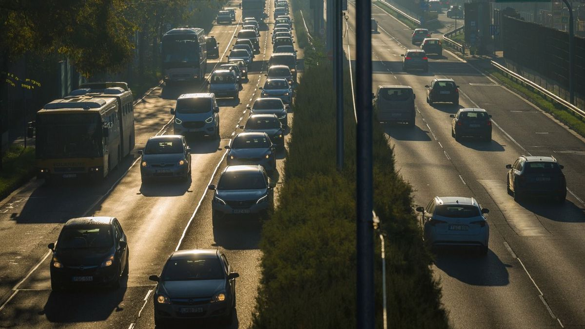 Se busszal, se vonattal nem könnyű ma közlekedni: kigyulladt egy busz az M5-ösön