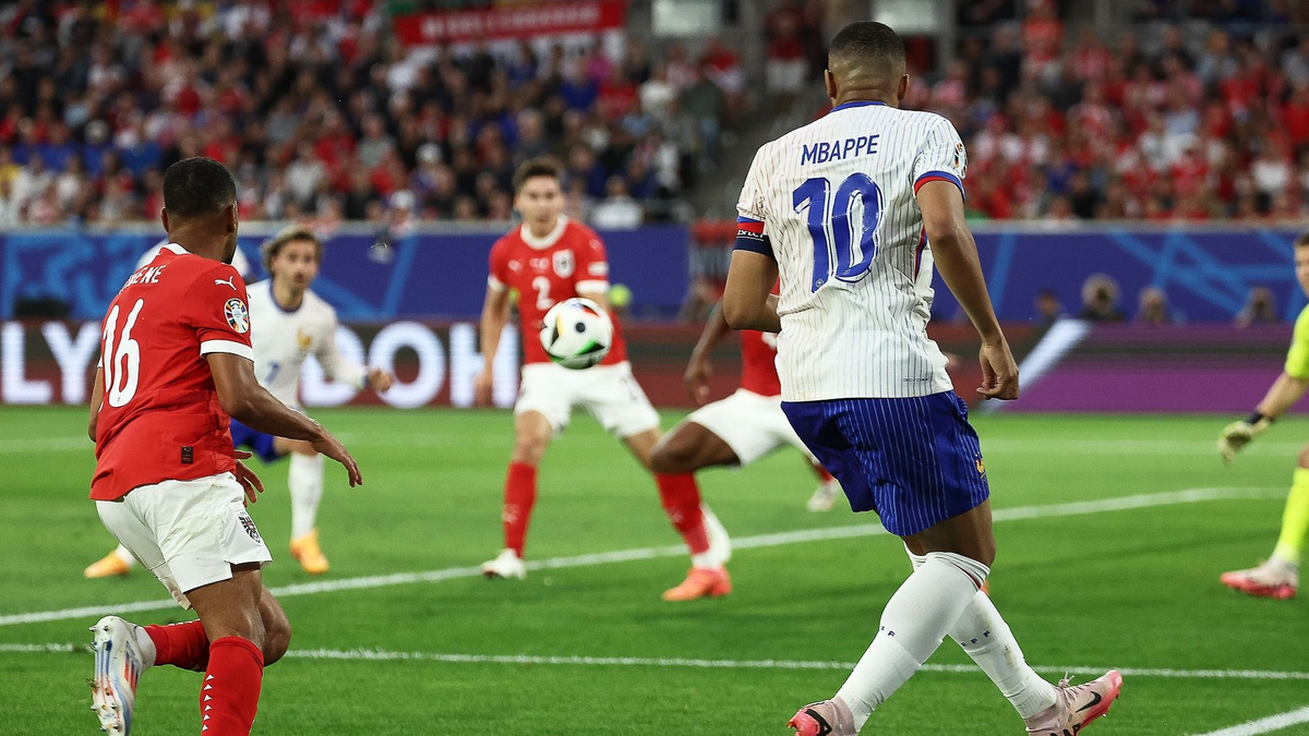Ez csúnya volt, Mbappé összeesett a pályán, le kellett cserélni
