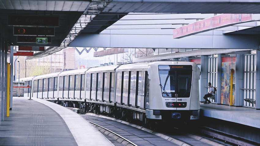 Az M2-es metróvonal a budapesti metró második vonala a Déli pályaudvar és az Örs vezér tere között. Építését 1950-ben kezdték el; az első szakaszt a Fehér út és a Deák tér között 1970-ben, a második szakaszt a Deák tértől a Déli pályaudvarig 1972-ben adták át. Az M3-as metróvonala budapesti metróhálózat leghosszabb és legforgalmasabb vonala, mely Kőbánya-Kispest és Újpest-központ között közlekedik. 1976. december 31-én adták át.