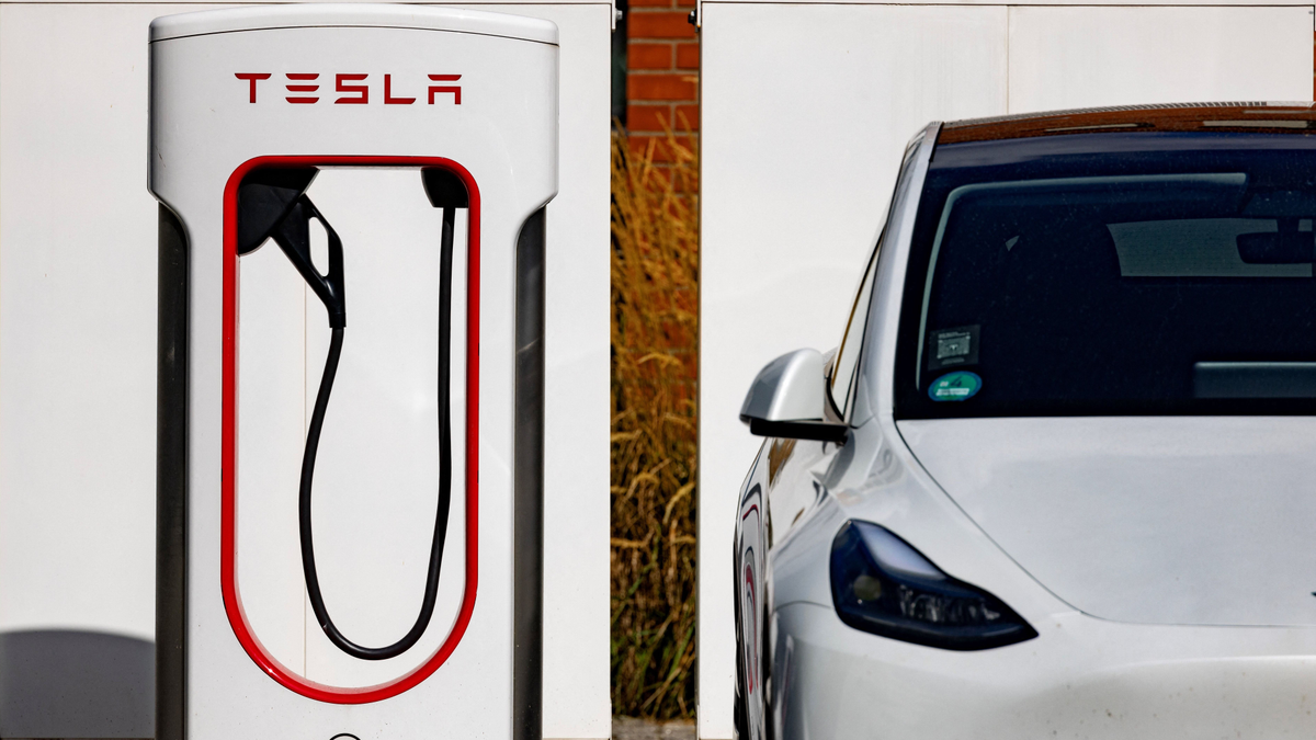 Lemerült a Tesla aksija, másfél éves kislányt zárt a tűzforró kocsiba