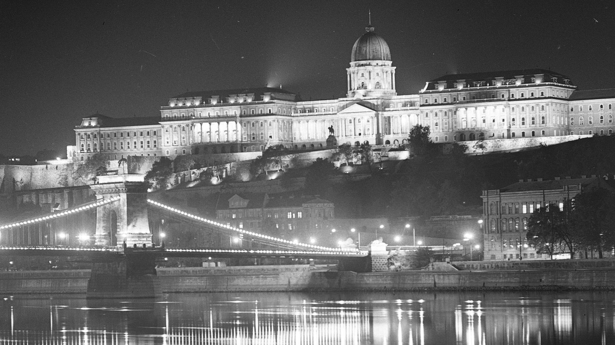 Nincs is ennél szebb, így változott a Lánchíd díszkivilágítása az elmúlt évszázadban – Galéria