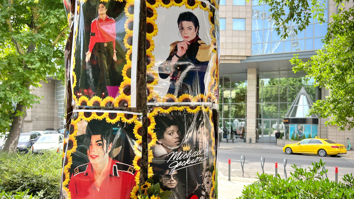 Rajongók zarándokhelyévé vált Michael Jackson pesti emlékfája