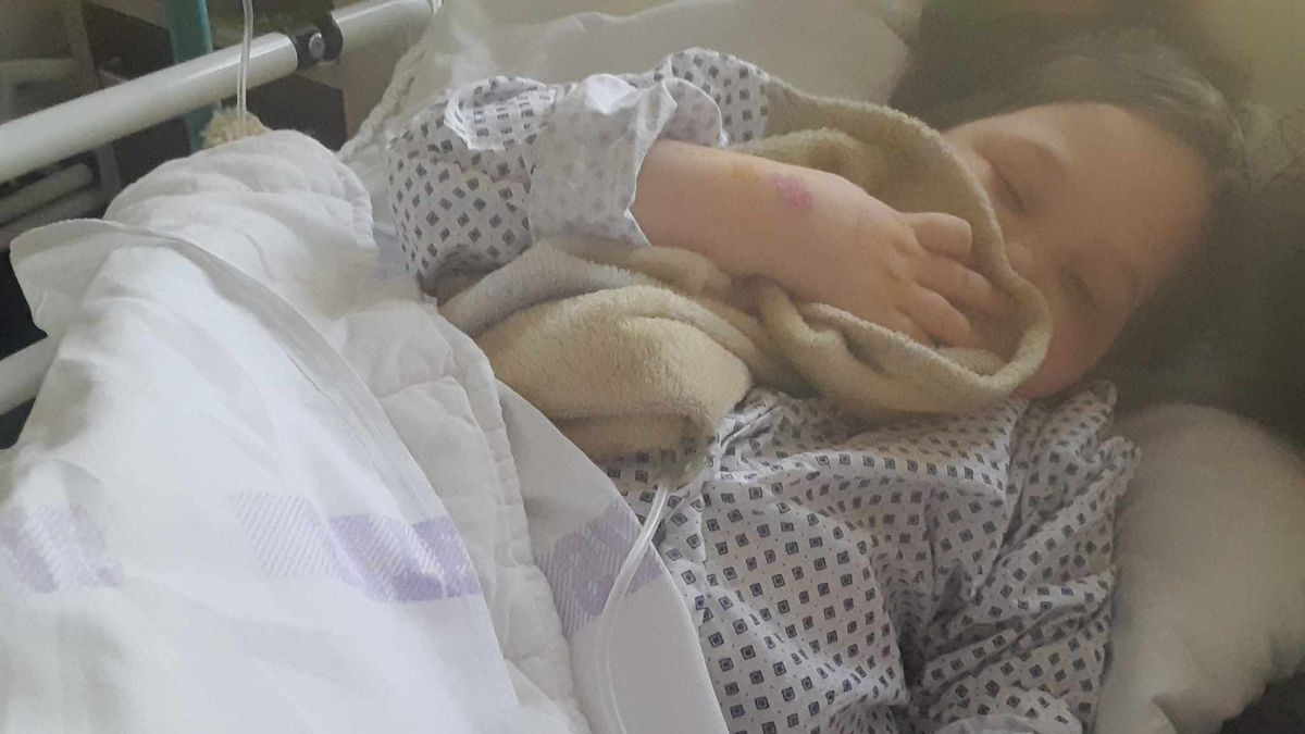 Hiába gyűlt össze a pénz a súlyos beteg kislány külföldi vizsgálatára, újabb nehézség keletkezett